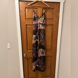 Hinge
Small
100% silk
Beautiful maxi dress